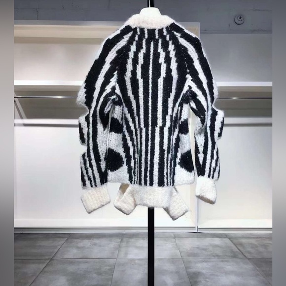 SZ XS Burberry cut-out oversized jumper NWT - Picture 13 of 16